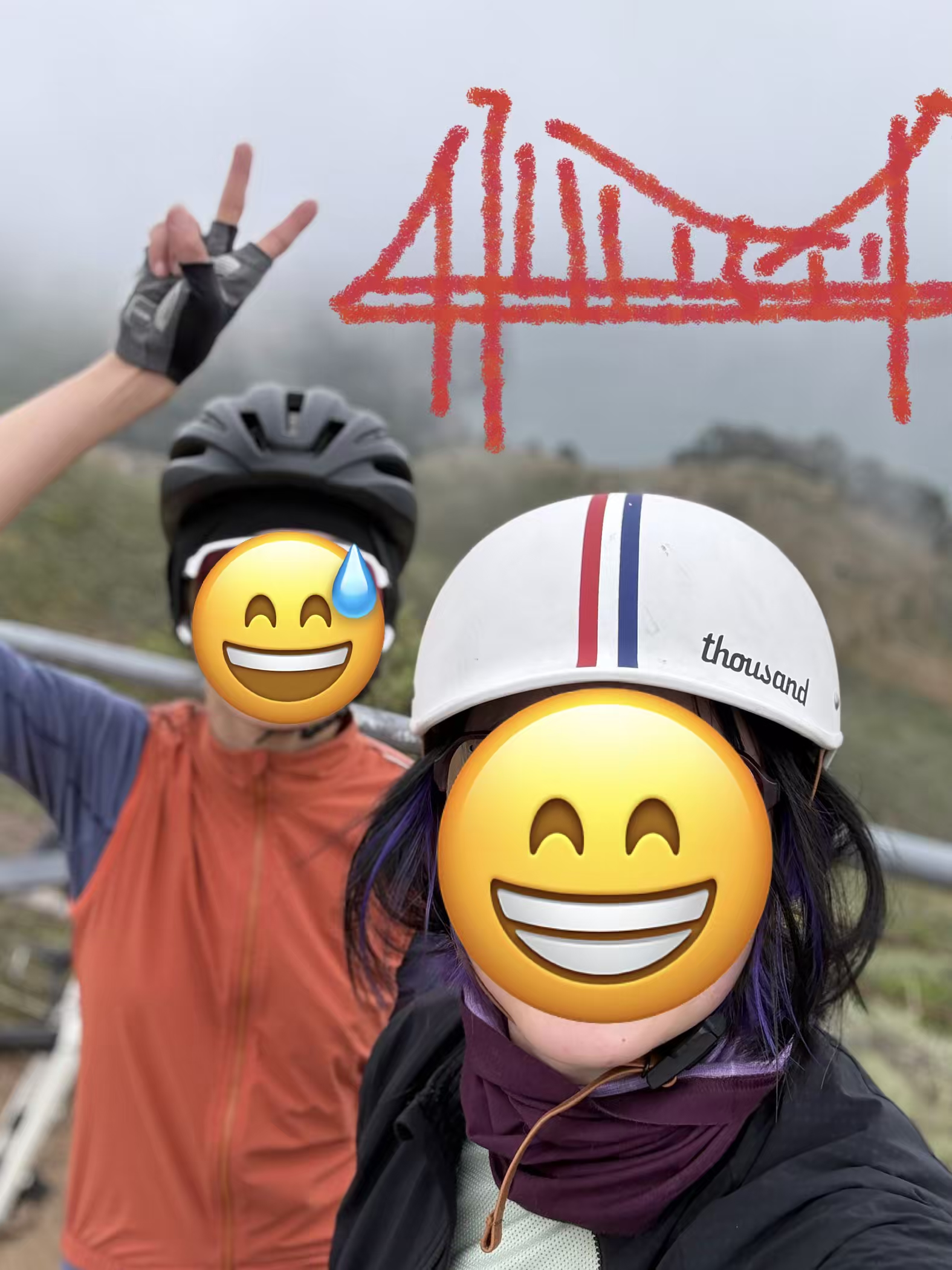 我和我的骑车吃饭逛超市朋友兼开车教练朋友（我们喜滋滋首次骑上 Hawk Hill那天完全看不见金门大桥 🌁）